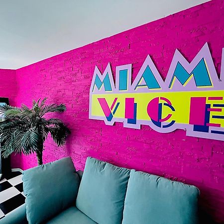 Capsule Miami Vice - Jacuzzi - Billard - Ecran Cinema & Netflix - Ping-Pong - Nintendo & Jeux- Liévin Exterior photo