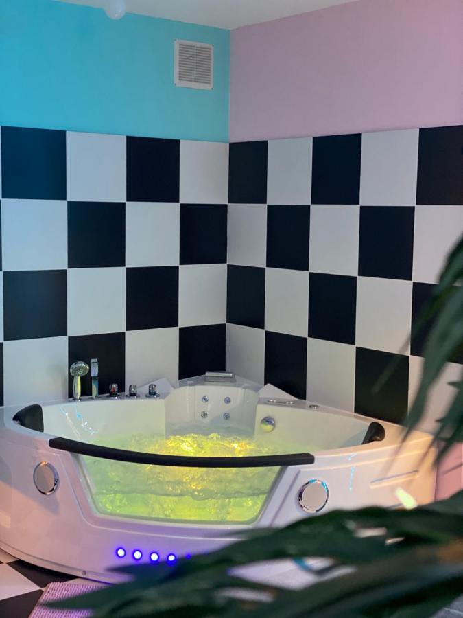 Capsule Miami Vice - Jacuzzi - Billard - Ecran Cinema & Netflix - Ping-Pong - Nintendo & Jeux- Liévin Exterior photo