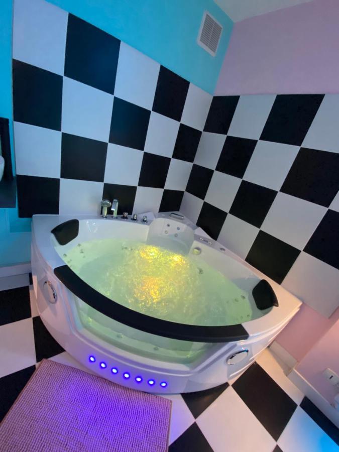 Capsule Miami Vice - Jacuzzi - Billard - Ecran Cinema & Netflix - Ping-Pong - Nintendo & Jeux- Liévin Exterior photo