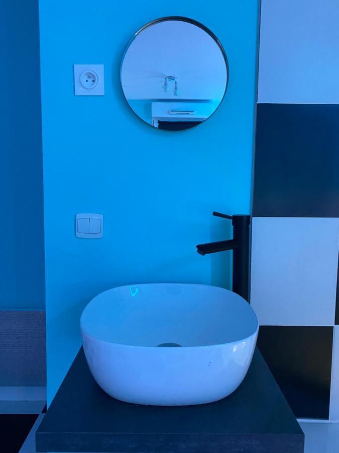 Capsule Miami Vice - Jacuzzi - Billard - Ecran Cinema & Netflix - Ping-Pong - Nintendo & Jeux- Liévin Exterior photo